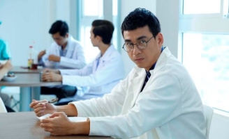 “Trai nhảy” Ngọc Thuận – Bác sĩ tâm lý đầy bí hiểm trong Vô diện sát nhân