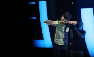 Trấn Thành, Ngọc Sơn ngỡ ngàng vì siêu nhí bắn ná bách phát bách trúng