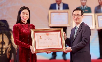 Trịnh Kim Chi xúc động nhận danh hiệu Nghệ sĩ Nhân Dân