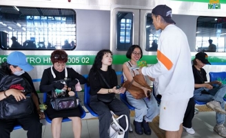 Trọng Hiếu lần đầu đi phát tờ rơi tại Việt Nam