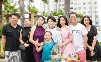Trương Quỳnh Anh và bố mẹ tổ chức sinh nhật tròn 10 tuổi cho Sushi