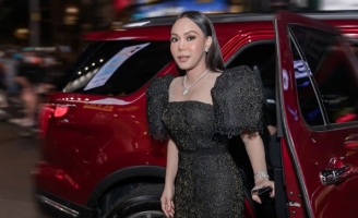 Việt Hương  đi xế hộp sang trọng đến chúc mừng ca sĩ Nguyễn Hồng Nhung ra mắt album mới