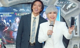 Việt Hương khác lạ sánh đôi cùng Hoài Phương giới thiệu live show