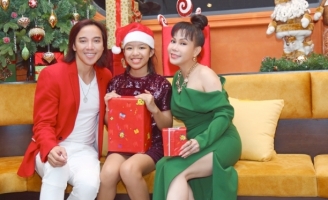 Việt Hương trẻ trung đón Giáng Sinh bên chồng và con gái